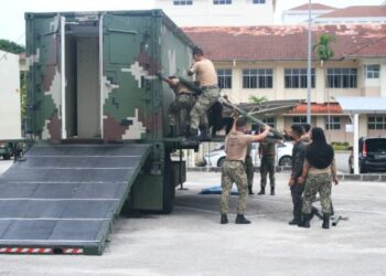 ANGGOTA ATM sedang membina Field ICU di HKB bagi merawat pesakit kritikal berikutan peningkatan kadar penggunaan katil ICU Covid-19 di hospital-hospital Pulau Pinang yang telah mencecah lebih 100 peratus. - FOTO/MUHAMMAD FIRDAUS AMRAN