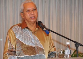 ANNUAR Musa berucap ketika menghadiri Majlis Makan Malam Bersama Pemimpin Masyarakat di Hotel Thistle, Johor Bahru. - FOTO/RAJA JAAFAR ALI