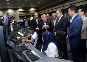 ANTHONY Loke ketika meninjau bilik operasi kawalan utama di KLATCC, Sepang, Selangor. -UTUSAN/FAISOL MUSTAFA