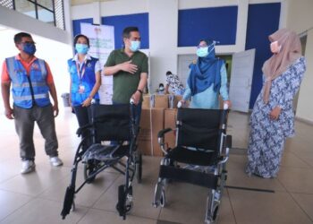 ANTHONY Loke Siew Fook menyerahkan sumbangan kerusi roda bagi kemudahan di PPV Dewan Orang Ramai Sikamat kepada Ketua Pusat PPV Sikamat, Dr. Safia Othman (dua dari kanan), ketika hadir melawat PPV tersebut hari ini.-UTUSAN/MOHD. SHAHJEHAN MAAMIN.