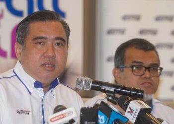 ANTHONY Loke dalam sidang akhbar selepas majlis pelancaran pas MyRaiLife di KL Sentral, Kuala Lumpur, hari ini. - FOTO/SHIDDIEQIIN ZON