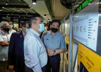 ANTHONY Loke Siew Fook (dua kanan) bersama Ketua Pegawai Eksekutif MRT Corp, Datuk Mohd Zarif Hashim (kanan) melihat pelan stesen Transit Aliran Massa (MRT) Laluan Putrajaya. - UTUSAN/FARIZ RUSADIO