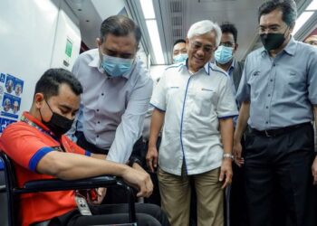 ANTHONY Loke Siew Fook (dua kiri) melihat ruang kerusi roda yang disediakan kepada Orang Kurang Upaya (OKU) ketika mengadakan lawatan kerja di Transit Aliran Massa (MRT) Laluan Putrajaya di sini, hari ini. Turut sama, Ketua Pegawai Eksekutif MRT Corp, Datuk Mohd Zarif Hashim. UTUSAN/FARIZ RUSADIO