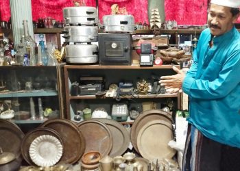 BARANGAN tembaga antara koleksi paling banyak dimiliki Che Mat Daee di kedainya di Sungai Kechil, Nibong Tebal, Pulau Pinang.