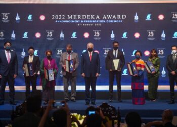 SULTAN Nazrin Muizuddin Shah (tengah) berkenan bergambar kenangan bersama penerima anugerah dalam Majlis Anugerah Merdeka 2022 di Kuala Lumpur, hari ini. - UTUSAN/MUHAMAD IQBAL ROSLI
