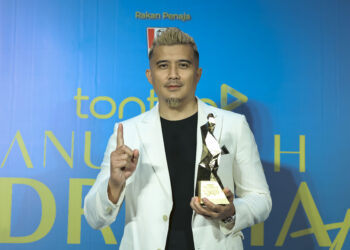 PUTRAJAYA 12 MAC 2023 - Pemenang Pelakon Lelaki Terbaik, Datuk Aaron Aziz menunjukkan trofi pada Tonton Anugerah Drama Sangat 2023 di Pusat Konvensyen Antarabangsa Putrajaya (PICC) di sini, hari ini. GAMBAR: FARIZ RUSADIO / PEMBERITA: ALIFF UTUSAN / EMIRA & SYARFA KOSMO