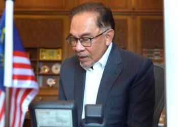 ANWAR Ibrahim menerima panggilan telefon daripada Shazbaz Shareef  berhubung kerjasama dua hala antara Malaysia dan Pakistan.