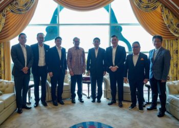 ANWAR Ibrahim menerima kunjungan delegasi dari sebuah syarikat Thailand di Pejabat Perdana Menteri, Putrajaya, hari ini. - FB ANWAR IBRAHIM