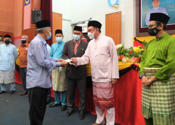 ANWAR Ibrahim menyampaikan sumbangan kepada wakil masjid dan surau dalam daerah Port Dickson pada majlis Sambutan Maulidur Rasul Peringkat Parlimen Port Dickson, Negeri Sembilan,  hari ini.  -UTUSAN/BADRUL HAFIZAN MAT ISA