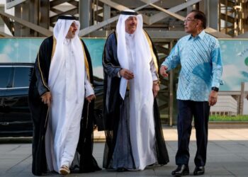 ANWAR Ibrahim menerima kunjungan hormat Ahmed Hussain Al-Khalaf. Yang hadir sama pada sesi tersebut ialah Duta Qatar ke Malaysia, Salah Mohammed Al-Sorour serta wakil-wakil daripada Kementerian Pelaburan, Perdagangan dan Industri (MITI) dan Lembaga Pembangunan Pelaburan Malaysia (MIDA). - FB ANWAR IBRAHIM