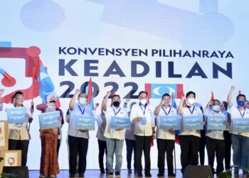 ANWAR Ibrahim (tengah) bergambar bersama barisan pemimpin PKR selepas menerima data pengundi terbaharu bagi setiap negeri dalam Konvensyen Pilihan Raya PKR 2022 dekat Dewan Raja Muda Musa di Shah Alam,  Selangor, hari ini.