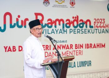 ANWAR Ibrahim semasa berucap  pada  Majlis Nur Ramadan Wilayah Persekutuan di Masjid Ar-Rahah, Kampung Kerinci, Kuala Lumpur. -UTUSAN/MUHAMAD IQBAL ROSLI ENGKU SHABIR