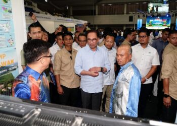 ANWAR Ibrahim (tengah) melawat pameran pada Sambutan Hari Air Sedunia di Stadium Indera Mulia, Ipoh hari ini. - UTUSAN/ZULFACHRI ZULKIFLI