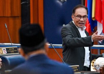 ANWAR Ibrahim ketika menjawab soalan berhubung akta pendanaan politik yang dikemukan oleh Io Su Fui di Dewan Rakyat hari ini.