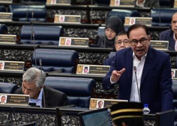 ANWAR Ibrahim ketika menjawab isu kalimah Allah di Dewan Rakyat hari ini. - IHSAN JABATAN PENERANGAN MALAYSIA