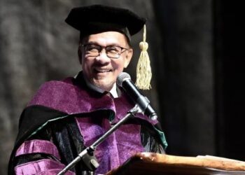 ANWAR Ibrahim ketika menyampaikan syarahan umum berjudul ‘30 Years After The Asian Renaissance: Strategic Takeaways for ASEAN di Universiti Filipina sempena lawatan rasmi di Filipina. - FOTO/FACEBOOK ANWAR IBRAHIM