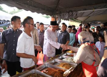 ANWAR Ibrahim mengunjungi Bazar Ramadan Taman Jati di Meru,  Ipoh, semalam. – UTUSAN//MUHAMAD NAZREEN SYAH MUSTHAFA