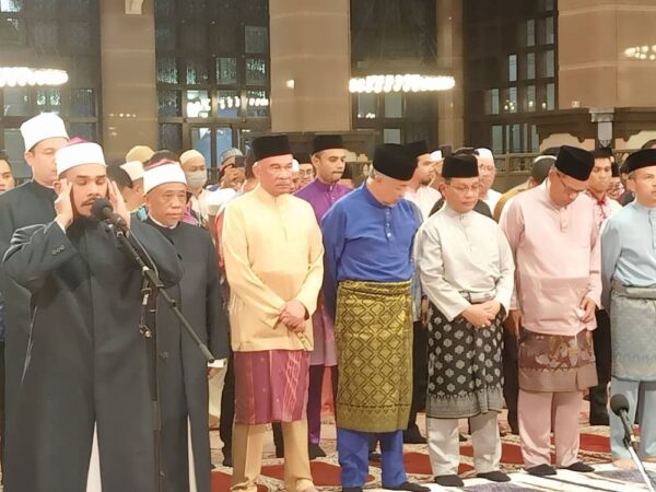 Anwar tiba di Masjid Putra Program Munajat Ambang Tahun Baharu 2023 2