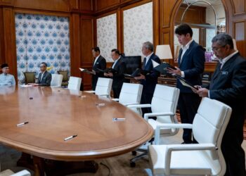 MAJLIS angkat sumpah 13 Setiausaha Politik menteri disaksikan Anwar Ibrahim di pejabat beliau di Putrajaya. - FB ANWAR IBRAHIM