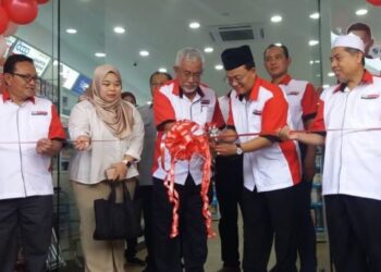 MOHAMAD Ali Hasan (tengah) ketika merasmikan CoopFarmasi-Koputra di Setia Alam, Shah Alam, Selangor. - FOTO/ISKANDAR SHAH MOHAMED