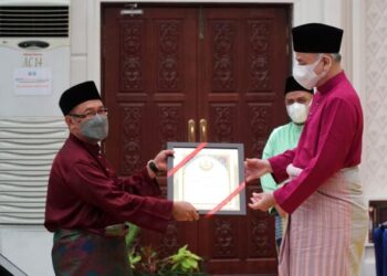 SULTAN Nazrin Muizzuddin Shah menyampaikan Anugerah Pengamal Media kepada Abd. Razak Mohd. Ali pada majlis Sambutan Maulidur Rasul peringkat negeri Perak di Masjid Sultan Azlan Shah, Ipoh, semalam. - FOTO/ZULFACHRI ZULKIFLI