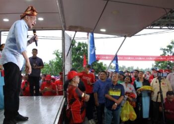 ANWAR Ibrahim berucap pada  program Jelajah PH di Bagan Datuk semalam. - FOTO/MUHAMAD NAZREEN SYAH MUSTHAFA