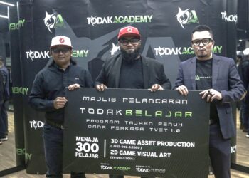 (Dari kiri) Ahmad Fadli Dahlan, Khairul Azlan dan Mohamad Taufik Rizal pada pelancaran Todak Belajar baru-baru ini.