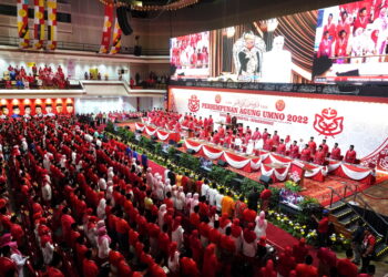 PERWAKILAN menyanyikan lagu UMNO sebelum bermula Ucapan Dasar oleh Presiden UMNO pada Perhimpunan Agung UMNO 2022 di Pusat Dagangan Dunia. - UTUSAN/AMIR KHALID