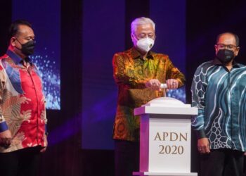 ISMAIL Sabri Yaakob melancarkan APDN 2020 sambil disaksikan 
Alexander Nanta Linggi (kiri) dan Rosol Wahid di Pusat Konvensyen Kuala Lumpur, malam tadi. -UTUSAN/SHIDDIEQIIN ZON