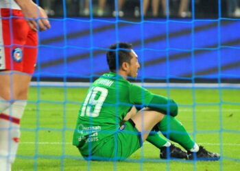 PENJAGA gol Sabah FC, Khairul Fahmi Che Mat terduduk selepas gawangnya dibolosi empat kali ketika menentang JDT dalam aksi Liga Super di Stadium Sultan Ibrahim, Iskandar Puteri malam tadi. - UTUSAN/UTUSAN/RAJA JAAFAR ALI