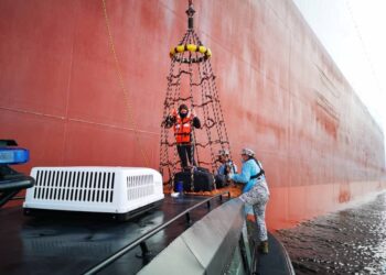 KRU kapal dagang warga Itali yang berlabuh di Banda Acheh, Indonesia dibantu oleh anggota Maritim Perak bagi mendapatkan rawatan di Hospital Pantai, Seri Manjung semalam. - IHSAN MARITIM MALAYSIA PERAK