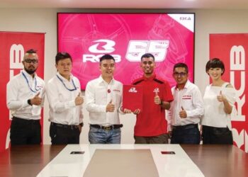 Hafizh Syahrin Abdullah (tiga dari kanan) bersama Bruce Lee (tiga dari kiri) pada majlis pengumuman tajaan RCB untuk pelumba negara itu di Kuala Lumpur, semalam.