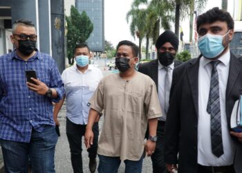 ROSHAFEEZ Abdul Malik (tengah) hadir ke Mahkamah Seksyen Ipoh hari ini atas pertuduhan membuat hantaran komunikasi jelik menerusi akauan Facebook miliknya, Mei lalu. - UTUSAN/ZULFACHRI ZULKIFLI