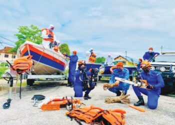 Anggota APM SPT menunjukkan demonstrasi memunggah peralatan berkaitan kerja-kerja membantu, mencari dan menyelamat ke dalam bot ketika sesi persediaan menghadapi ribut dan banjir di Bukit Mertajam, Pulau Pinang baru-baru ini. – UTUSAN/ ISWAN SHAFIQ ISA