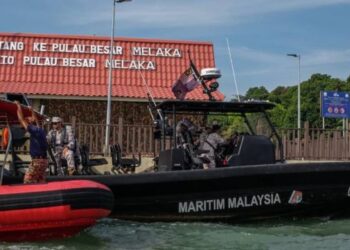 ANGGOTA SAR melakukan operasi mengesan seorang anggota Tentera Darat yang dikhuatiri lemas ketika latihan menyelam di perairan Pulau Undan, Melaka.