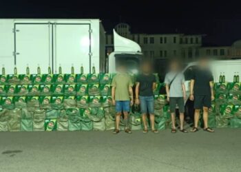EMPAT suspek warga tempatan yang sedang memunggah arak tanpa cukai ditahan Batalion 5 PGA di Jalan 7, Taman Delima, di Kluang, Johor.