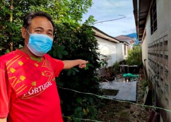 ARIFFIN Shamsudin menunjukkan keadaan saluran kumbahan yang simennya runtuh di belakang rumahnya di Rumah Rakyat Kota, Rembau, Negeri Sembilan, sejak Isnin lalu. - FOTO/NOR AINNA HAMZAH