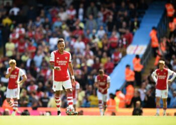 PEMAIN Arsenal tidak mampu menahan kecewa dibelasah 5-0 oleh Manchester City dalam aksi Liga Perdana di Etihad, hari ini.