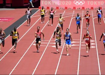 PELARI Amerika Syarikat, Cravon Gillespie (kanan) mempamer larian hambar dalam separuh akhir 4x100m Sukan Olimpik Tokyo 2020 apabila sekadar menduduki tangga keenam, sekali gus gagal mara ke perlumbaan akhir buat kali pertama. – AFP