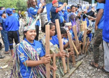 MASYARAKAT Orang Asli etnik Semai di Pos Betau dikenali kerana keramahan mereka terhadap penduduk luar. – MEDIA SOSIAL