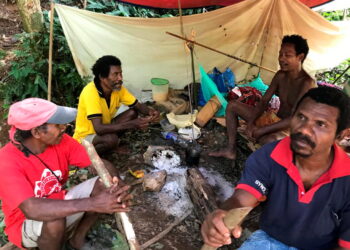 KAUM lelaki Orang Asli suku Bateq dalam khemah sementara yang dibina di tepi Sungai Lubuk Kucing berhampiran Taman Negara Kuala Koh, semalam. – UTUSAN/AIMUNI TUAN LAH