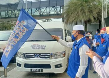 IDRIS Ahmad ketika melancarkan Skuad Musaa'dah Keluarga Malaysia di Kompleks Islam Putrajaya. - UTUSAN/MOHD HUSNI MOHD NOOR
