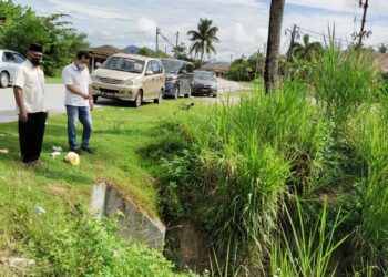 LOH Sze Yee (kanan) meninjau lokasi yang sering dilanda banjir kilat di Sungai Siput, Perak.