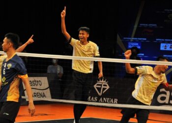 PEMAIN NS Antlers meraikan kejayaan  menumpaskan ATM Guardians 21-14, 23-21 pada perlawanan Piala Juara-Juara STL  di Iskandar Malaysia Studio, Iskandar Puteri hari ini. - UTUSAN/RAJA JAAFAR ALI
