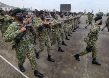 PERBARISAN oleh anggota Tentera Darat sempena majlis sambutan Hari Ulang Tahun Tentera Darat Ke-89 di Kem Segenting, Port Dickson, hari ini. - FOTO/MOHD. SHAHJEHAN MAAMIN