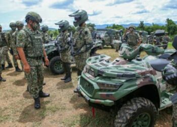MUHAMMAD Hafizuddean Jantan melihat kenderaan lasak jenis ATV selepas melancarkan Program Penyerahan Aset Op Benteng Zon Utara di Bukit Kayu Hitam, Kubang Pasu, Kedah, hari ini. - FOTO/SHAHIR NOORDIN