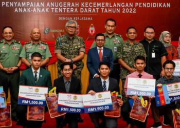 ZAMROSE Mohd. Zain hadir dalam Majlis Penyampaian Anugerah Kecemerlangan Pendidikan Anak-Anak Tentera Darat Tahun 2022 Peringkat Zon Tengah di Wisma Perwira Tentera Darat, Kem Perdana Sungai Besi.
