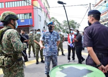 Affendi Buang (tengah) memberi kata-kata semangat kepada anggota ATM dan PDRM di lokasi PKPD.