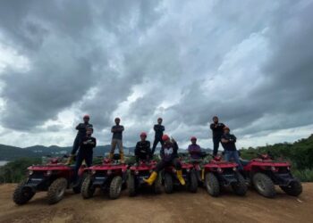 Pasukan Pantai Esen ATV Extreme Park bersedia membantu orang ramai meneroka keindahan Pantai Esen, di Permatang Damar Laut, di Pulau Pinang 
dengan menggunakan ATV. – UTUSAN/SAFINA RAMLI