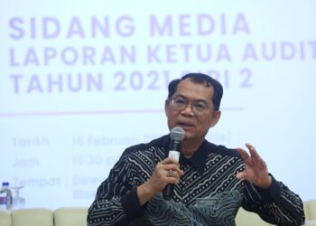 NIK Azman Nik Abdul Majid bercakap dalam sidang akhbar Laporan Ketua Audit Negara 2021 Siri 2 di Kompleks F, Putrajaya. - UTUSAN/FAISOL MUSTAFA